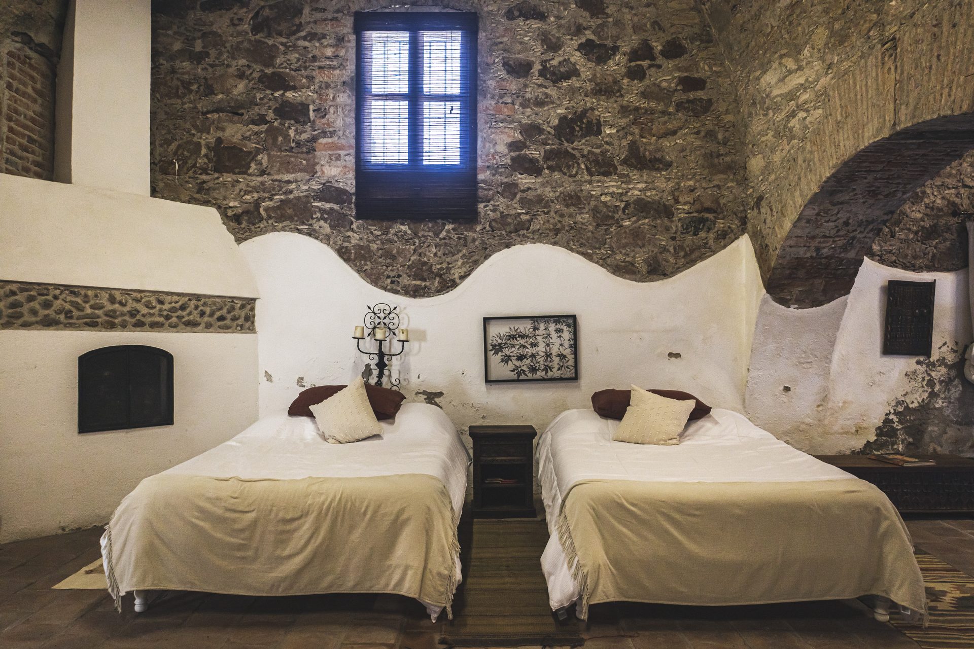 Habitación Cúpula con 4 camas Queen y sala de estar en Hacienda Cerro Prieto